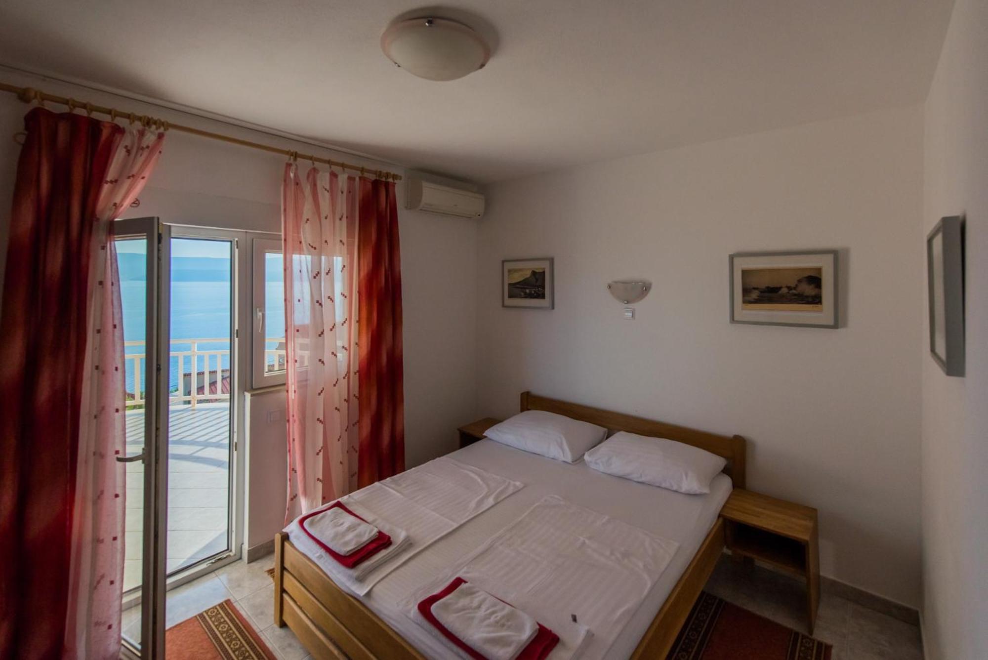 Bed And Breakfast Pero 3 Min Walk To The Beach Lokva Rogoznica Bagian luar foto