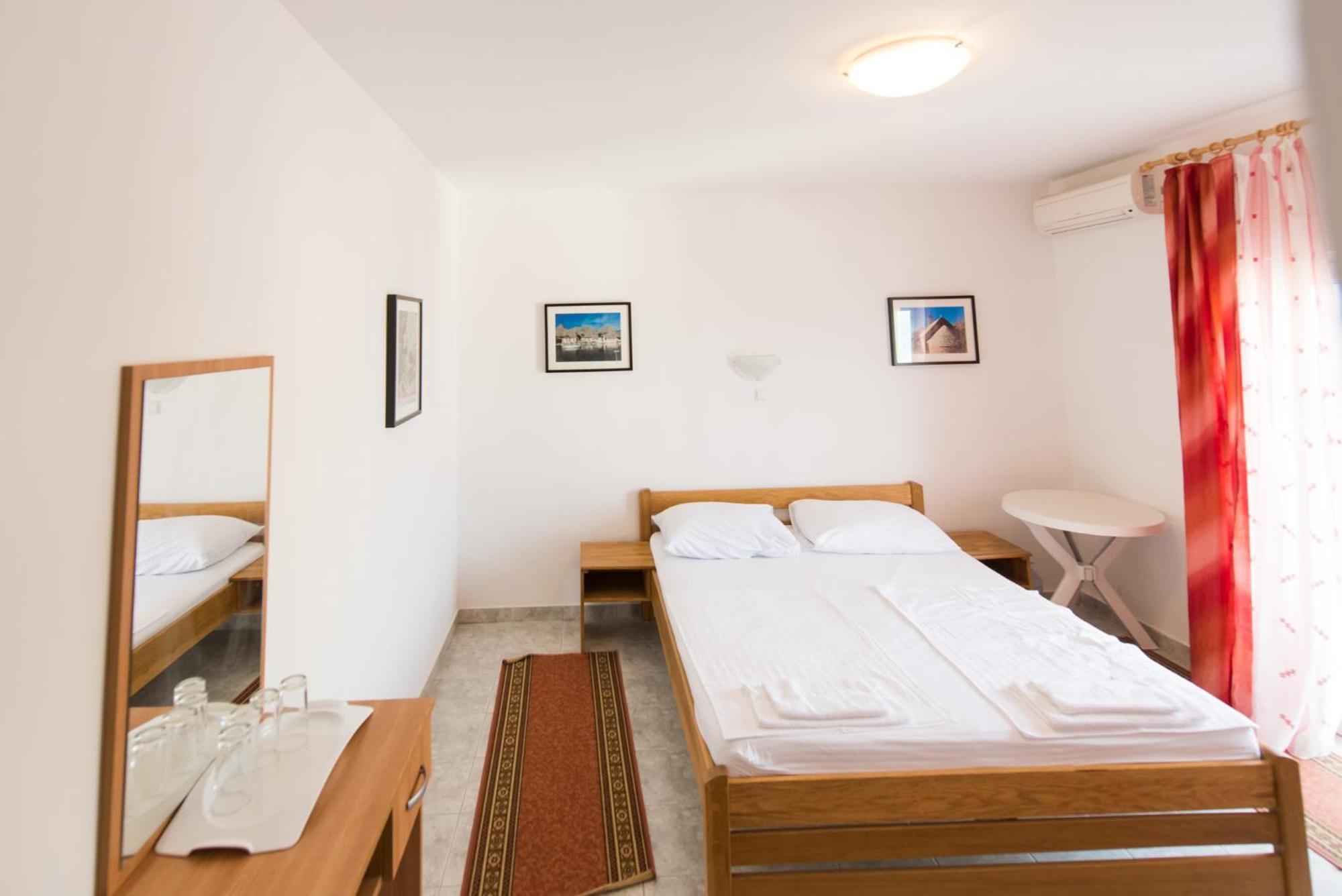 Bed And Breakfast Pero 3 Min Walk To The Beach Lokva Rogoznica Bagian luar foto
