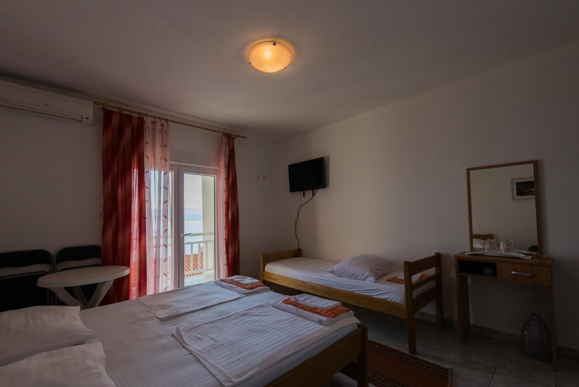 Bed And Breakfast Pero 3 Min Walk To The Beach Lokva Rogoznica Bagian luar foto